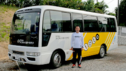 バスを背に「会員の利便性がぐんと向上した」と加藤理事長