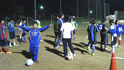 元Jリーガーなどが指導するサッカー教室に参加する小中学生
