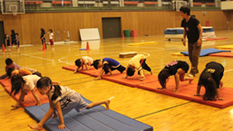 ジュニア体操の教室でマット運動を楽しむ子どもたち。