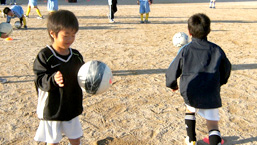 サッカーを楽しむ子どもたち