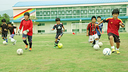 放課後、サッカーの練習をする地元スポーツ少年団の選手