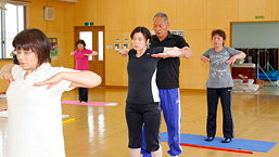 健康教室で体操を楽しむ地元住民