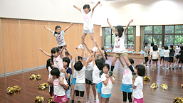 小学生がチアリーディングの技に挑む＝同町吉無田郷、長与南交流センター